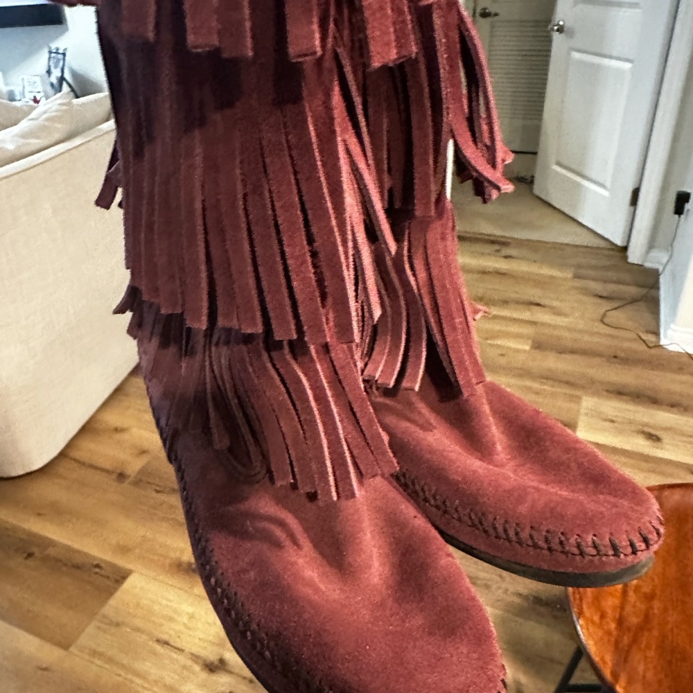 Minnetonka 3-Layer Fringe Boot in Wine Size 8